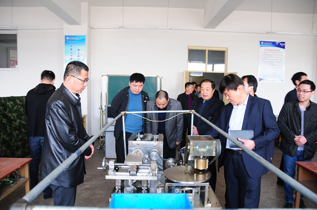 4.參觀農(nóng)機校實訓(xùn)基地_副本.jpg 4.參觀農(nóng)機校實訓(xùn)基地_副本.jpg