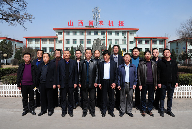 7.兩校人員在農(nóng)機校留影_副本.jpg 7.兩校人員在農(nóng)機校留影_副本.jpg