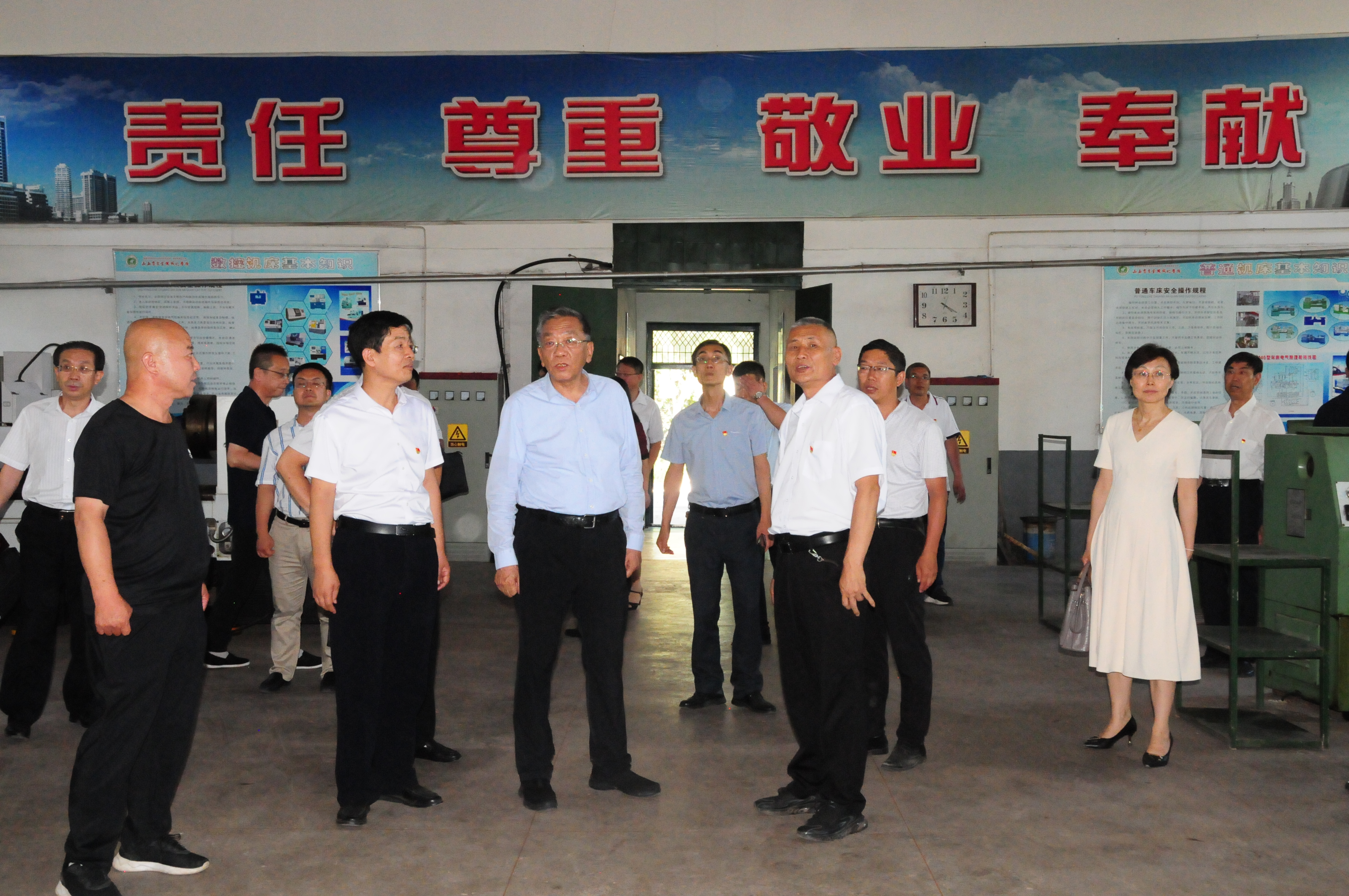 劉廳長(zhǎng)參觀實(shí)習(xí)工廠.JPG