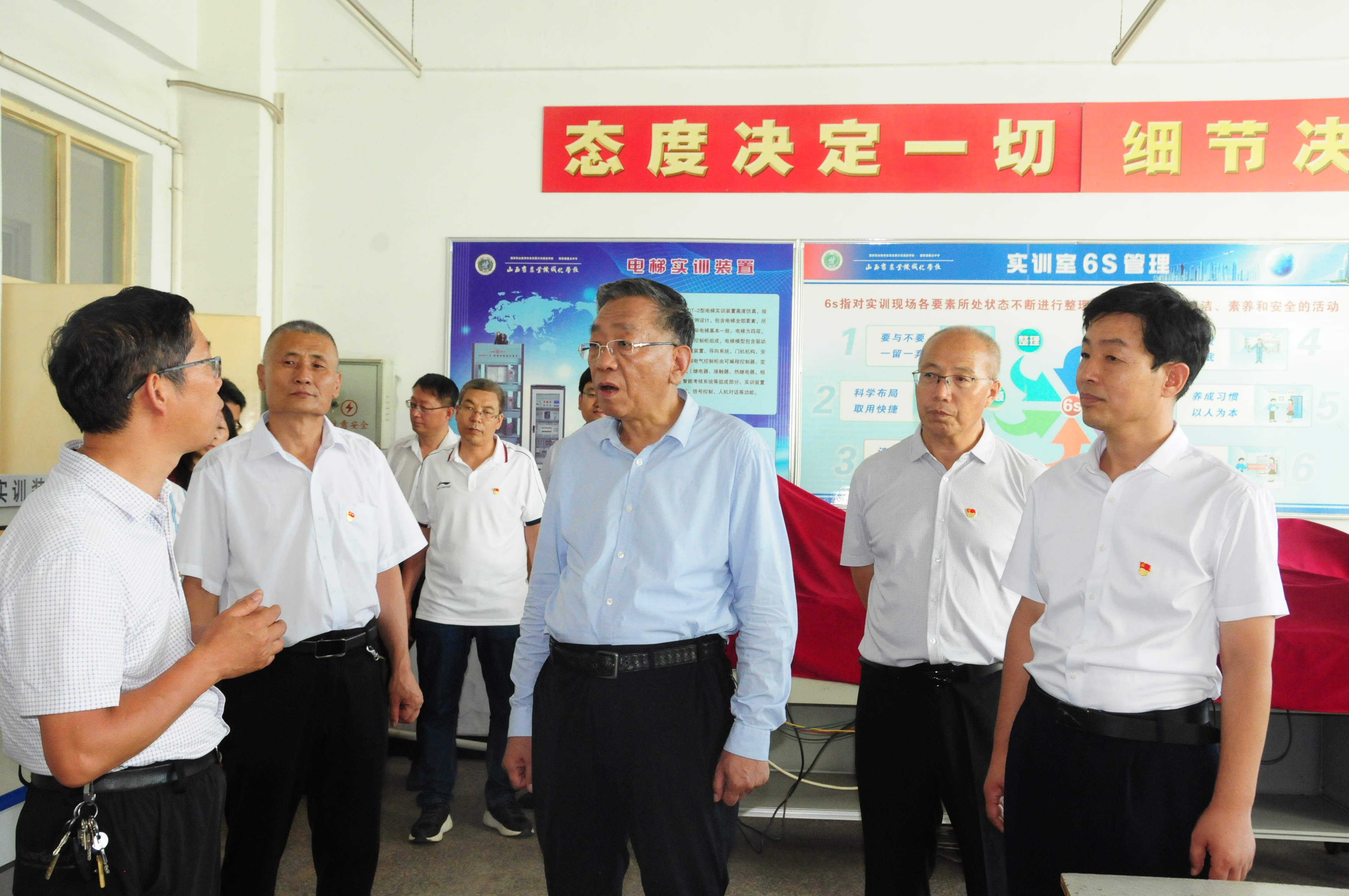 劉廳長(zhǎng)參觀學(xué)校電氣系實(shí)訓(xùn)室.JPG